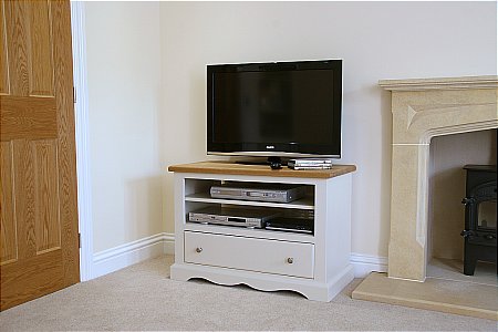 Andrena - Barley 36in Wide Entertainment Unit